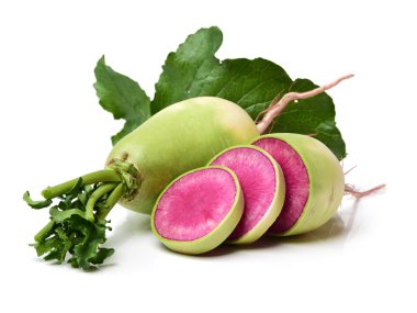 Taze turp beyazda izole edilmiş. 