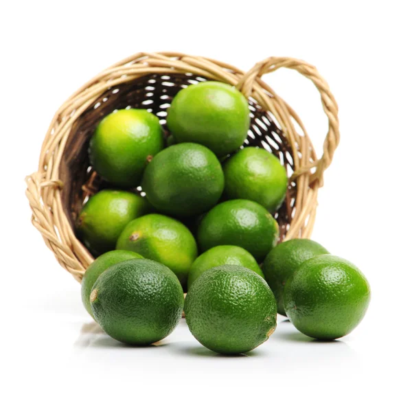 Limes fraîches sur fond blanc — Photo