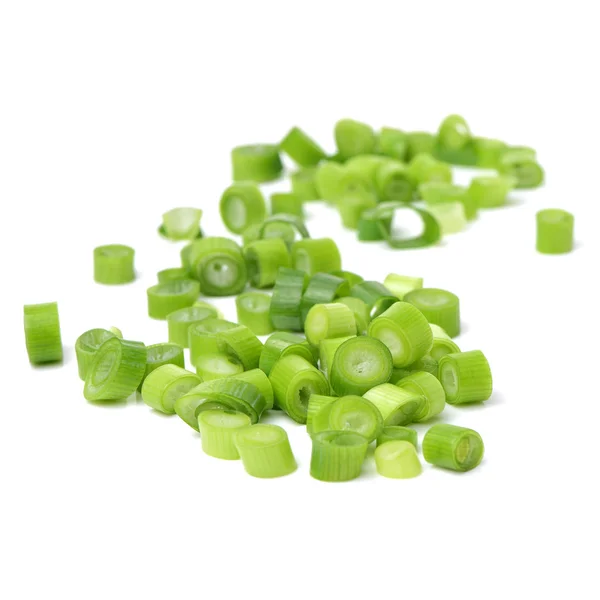 Gehackte grüne Zwiebeln auf weiß — Stockfoto