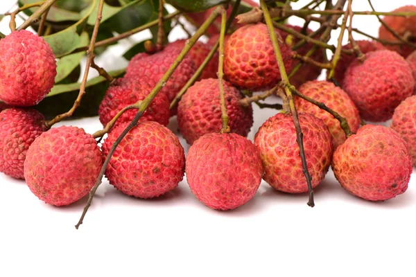 Lichi fresco (Litchi chinensis) aislado sobre fondo blanco — Foto de Stock