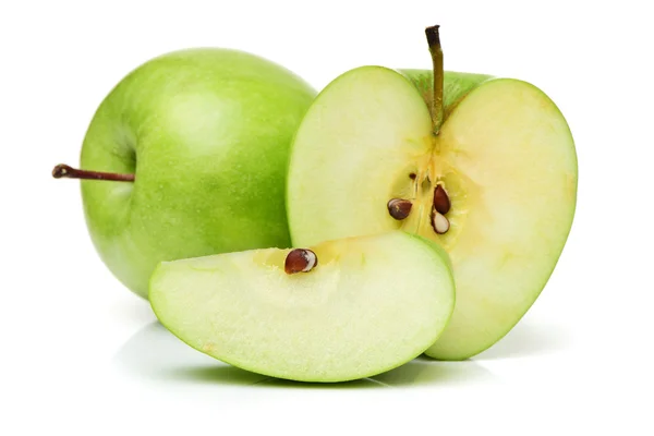 Manzana verde rebanada aislada — Foto de Stock