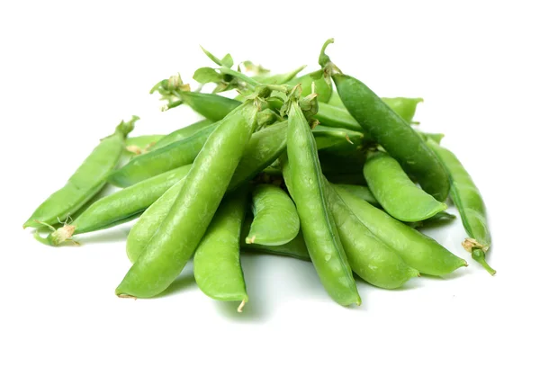 Guisantes frescos aislados sobre fondo blanco — Foto de Stock