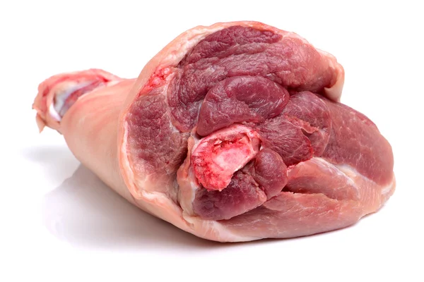 Carne de porco crua (perna) isolada em — Fotografia de Stock