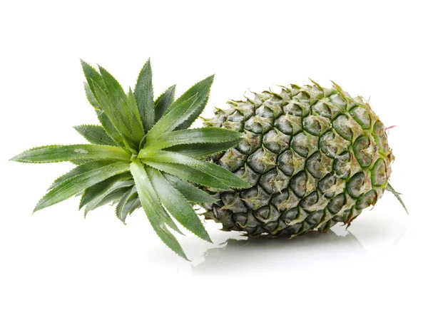 Ananas på nära håll på vit — Stockfoto
