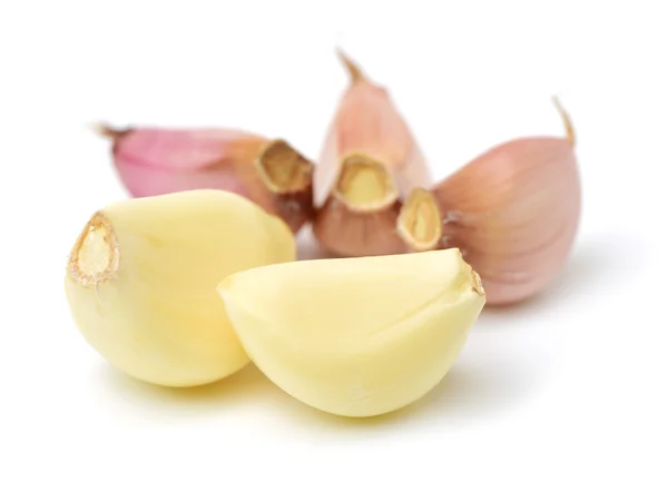 Frischer Knoblauch isoliert auf weiß — Stockfoto