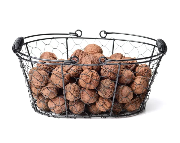 Vlašské ořechy v železné koše — Stock fotografie