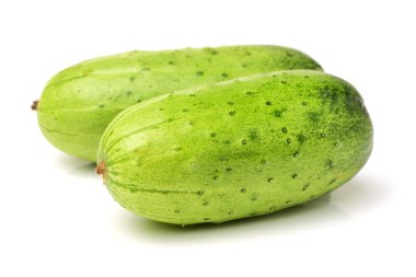 Beyaz arka plan üzerinde yatay olarak yerleştirilmiş iki kısa ama kalın salatalık