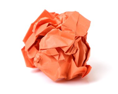 Turuncu topu buruşuk kağıt beyaz bir arka plan üzerinde