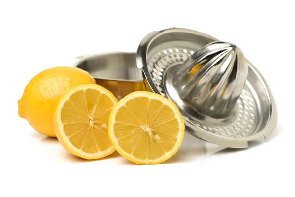 Maturare limoni freschi con spremiagrumi metallici — Foto Stock