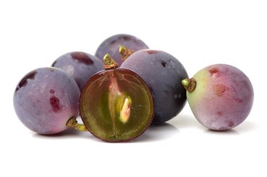 Beyaz arkaplanda üzüm