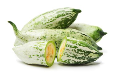 Dilimlenmiş salatalık üzerinde beyaz izole