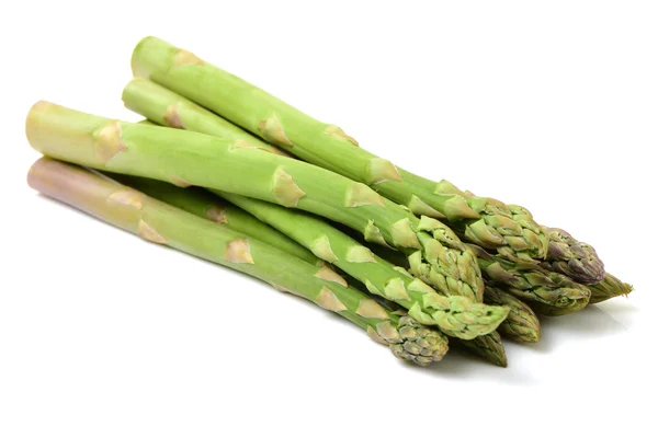 Asparagi freschi verdi su bianco — Foto Stock