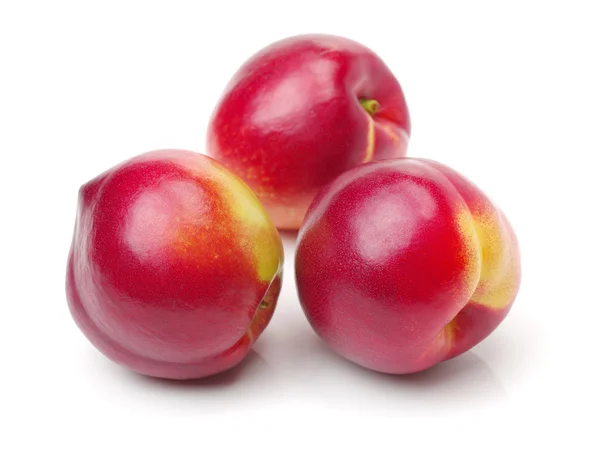 Drie Sappige Nectarines Geïsoleerd Witte Achtergrond — Stockfoto