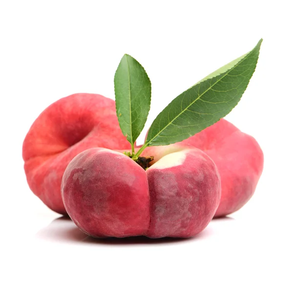 Flat Peach Fruits Leaves White Background — Stock Photo, Image