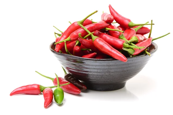 Chiles Rojos Tazón Negro Sobre Blanco — Foto de Stock