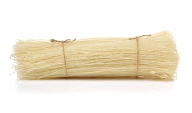 Çin erişte üzerinde beyaz izole bir demet