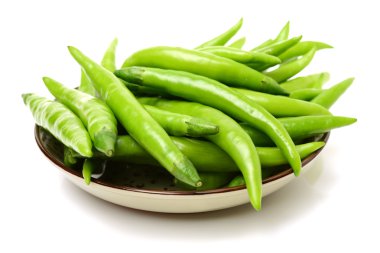 Bir plaka üzerinde yeşil chilis 