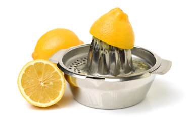 Limon ve beyaz arka plan üzerinde meyve sıkacağı el