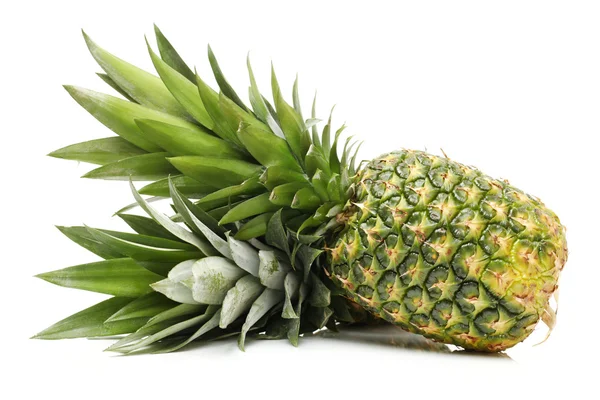 Ananas hautnah auf weiß — Stockfoto