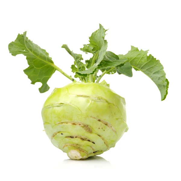 Frischer Kohlrabi mit grünen Blättern — Stockfoto