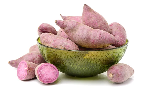 Paarse gekleurde zoete aardappelen op — Stockfoto