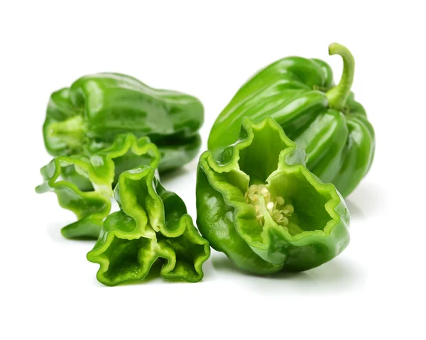 Grön paprika på vit backgroundgreen — Stockfoto