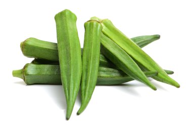 Taze genç bamya üzerinde izole 