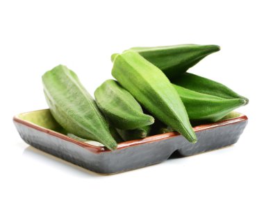 Taze genç bamya üzerinde izole 