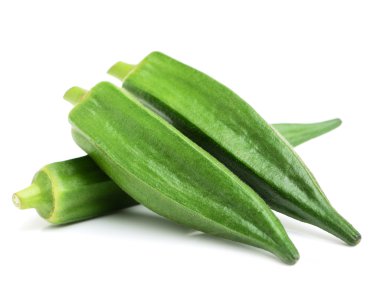 Taze genç bamya üzerinde izole 