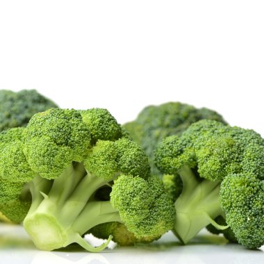 Beyaz arkaplanda brokoli