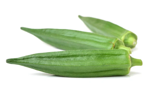 Okra joven fresca aislado en —  Fotos de Stock