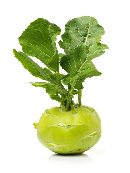 Yeşil yapraklı taze kohlrabi. — Stok fotoğraf