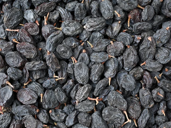 Schwarze getrocknete Trauben auf einem — Stockfoto