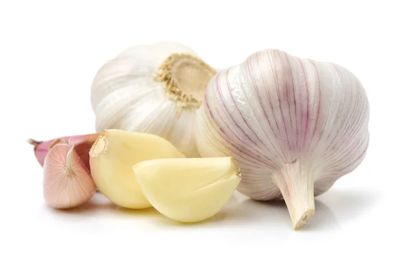 Frischer Knoblauch isoliert auf weiß — Stockfoto