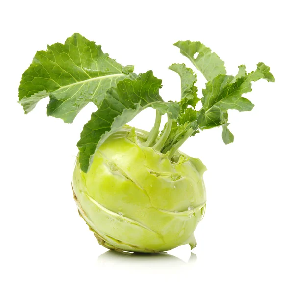 Färsk kålrabbi med gröna blad — Stockfoto