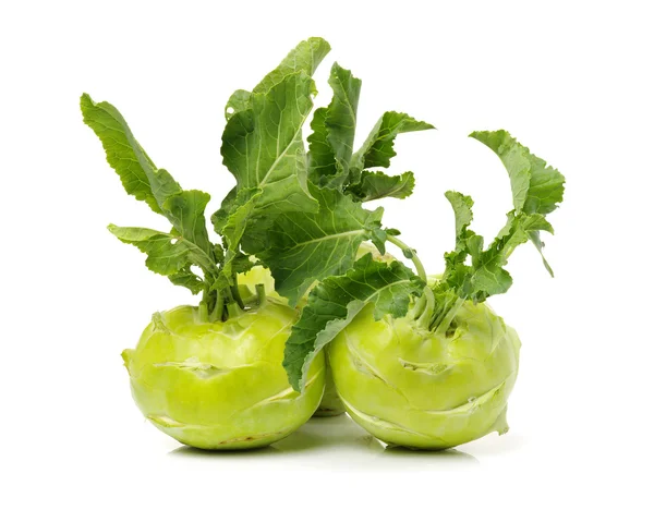 Verse koolrabi met groene bladeren — Stockfoto