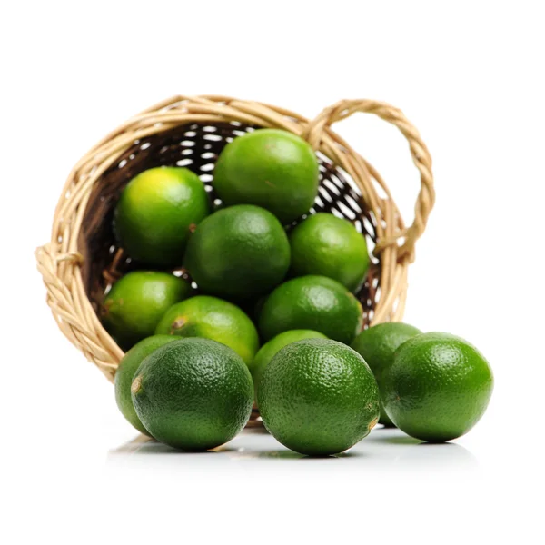 Limes fraîches sur fond blanc — Photo