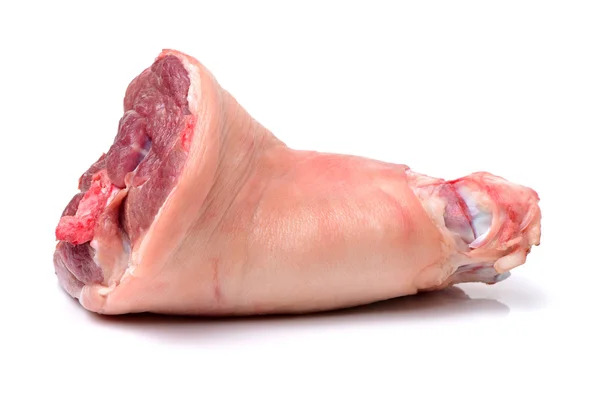 Üzerinde izole çiğ domuz eti (bacak) — Stok fotoğraf