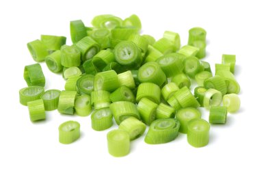 Beyaz üzerine doğranmış yeşil soğan. 