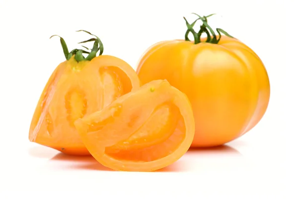 Frische gelbe Tomaten auf weißen — Stockfoto