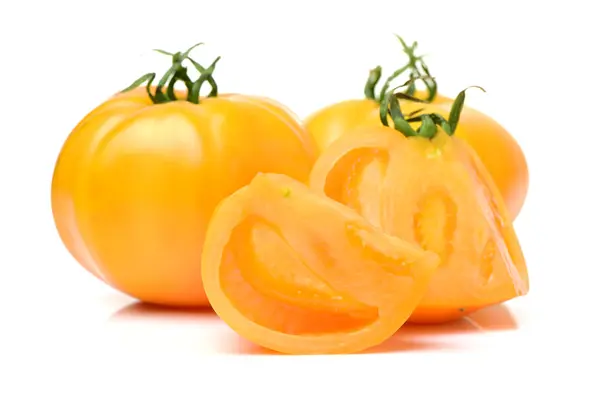 Färska gula tomater på vit. — Stockfoto
