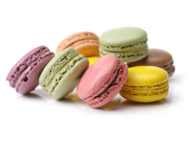 Fransız renkli macarons üzerinde izole 