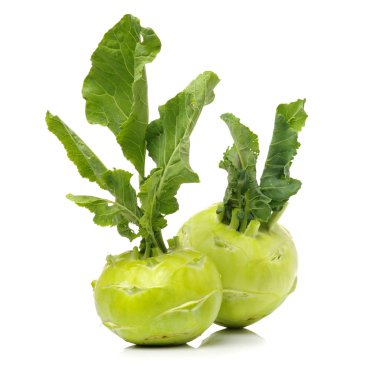 Yeşil yapraklı taze kohlrabi. 