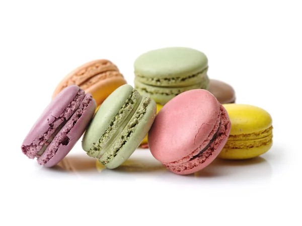 Macarons colorés français isolés sur — Photo