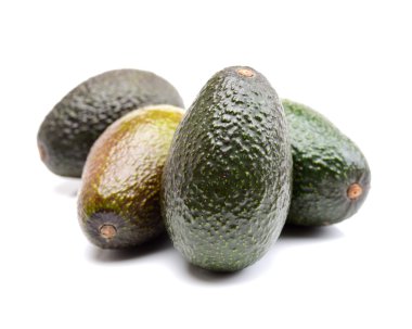 beyaz arkaplanda avokado
