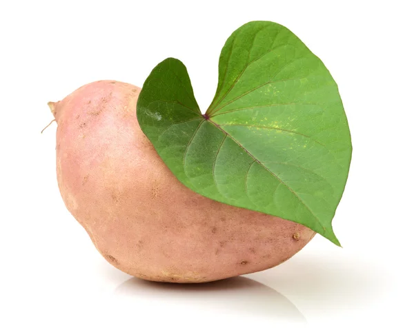 Zoete aardappelen op de witte — Stockfoto