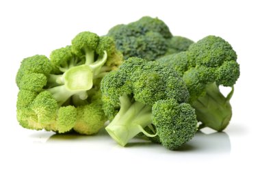 Beyaz arkaplanda brokoli