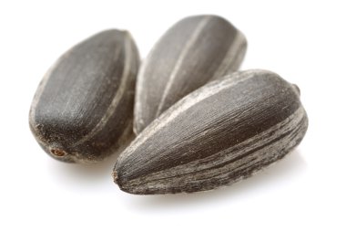 Beyaz arkaplanda ayçiçeği tohumları