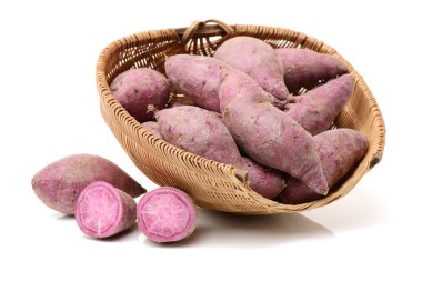 beyaz zemin üzerinde mor renkli tatlı patates