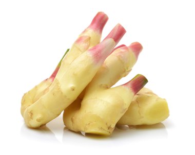 beyaz üzerine taze zencefil kökü 